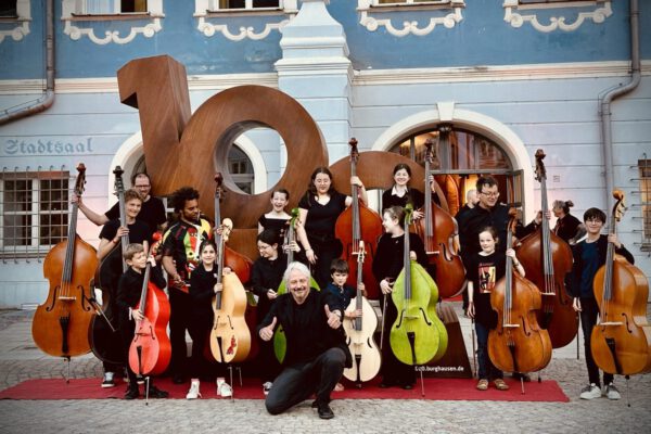 Der Burghauser Musikschulleiter Claus Freudenstein mit Bass-Schülern vor der 1000 am Stadtplatz Foto Manuela Fuchs