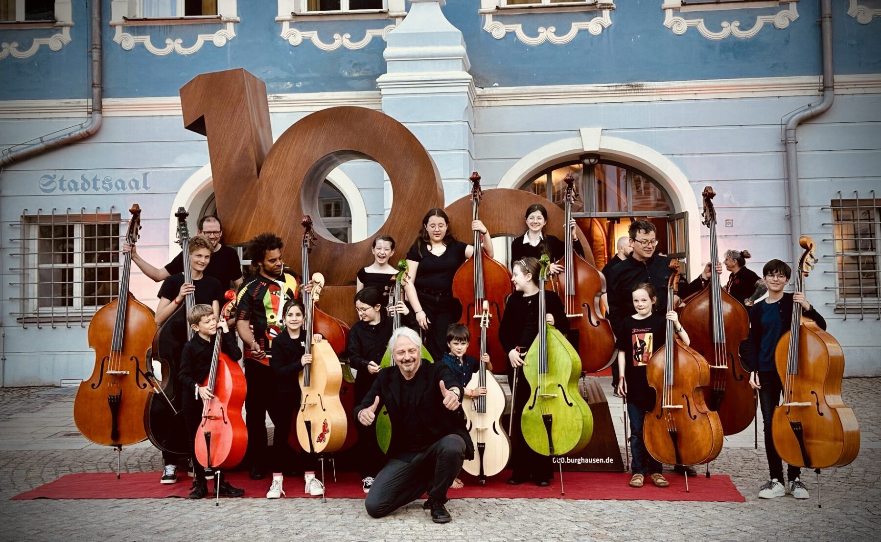Der Burghauser Musikschulleiter Claus Freudenstein mit Bass-Schülern vor der 1000 am Stadtplatz Foto Manuela Fuchs