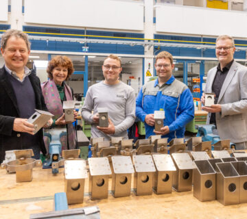 Bürgermeister Florian Schneider (l.) und Sozialreferentin Sabine Bachmeier (2.v.l) freuen sich über die maßangefertigten Aschenbecher, die das Team des BBiW rund um Geschäftsführer Richard Stubenvoll (r.), Ausbilder Andreas Hechemer (2.v.r.) sowie Auszubildender Benedikt Stöger (Mitte) vorstellten. Fotocredit: Wacker Chemie AG