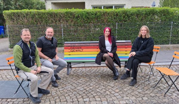 Foto (v.l.): Peter Schweikl (Bauhofleiter), Markus Salzinger (Schreinerei Bauhof), Tina Oueidat und Eva Lenz (Verein Frauen helfen Frauen) Fotocredit: Stadt Burghausen / Gauer