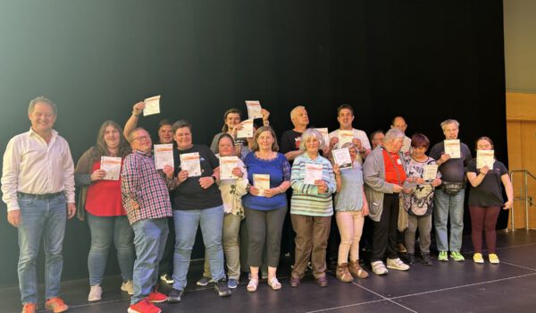 Auch ein Handicap spricht nicht gegen eine Teilnahme beim Deutschen Sportabzeichen: Erster Bürgermeister Florian Schneider gratulierte den Teilnehmerinnen und Teilnehmern in dieser Gruppe bei der offiziellen Feier.