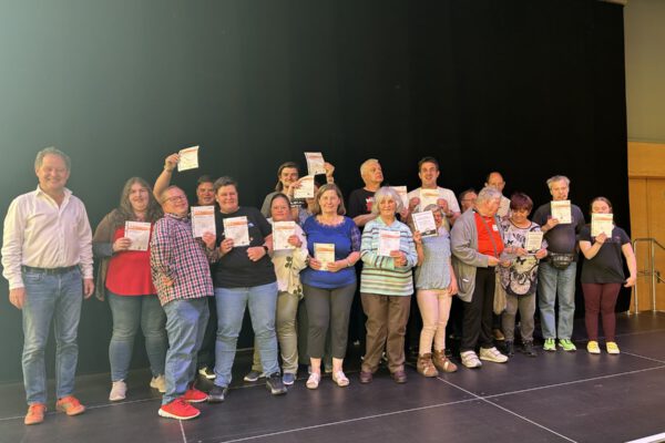 Auch ein Handicap spricht nicht gegen eine Teilnahme beim Deutschen Sportabzeichen: Erster Bürgermeister Florian Schneider gratulierte den Teilnehmerinnen und Teilnehmern in dieser Gruppe bei der offiziellen Feier.