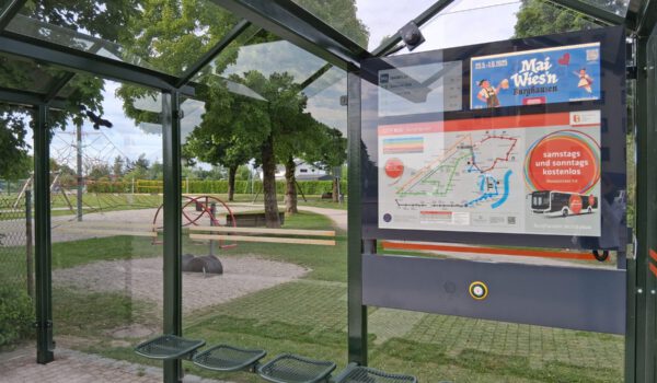 Die digitale Anzeige zeigt unter anderem allgemeine Informationen zum Streckennetz und Verkehrsinfos sowie die Dauer bis zum Eintreffen der nächsten Busse an – während der Mai-Wiesn-Zeit auch die Zeiten der Sonderbusse und die am Wochenende für umsonst verkehrenden Busse. Fotocredit: Stadt Burghausen/ Gauer