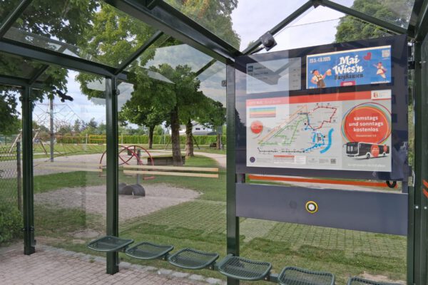 Die digitale Anzeige zeigt unter anderem allgemeine Informationen zum Streckennetz und Verkehrsinfos sowie die Dauer bis zum Eintreffen der nächsten Busse an – während der Mai-Wiesn-Zeit auch die Zeiten der Sonderbusse und die am Wochenende für umsonst verkehrenden Busse. Fotocredit: Stadt Burghausen/ Gauer Die digitale Anzeige zeigt unter anderem allgemeine Informationen zum Streckennetz und Verkehrsinfos sowie die Dauer bis zum Eintreffen der nächsten Busse an – während der Mai-Wiesn-Zeit auch die Zeiten der Sonderbusse und die am Wochenende für umsonst verkehrenden Busse. Fotocredit: Stadt Burghausen/ Gauer
