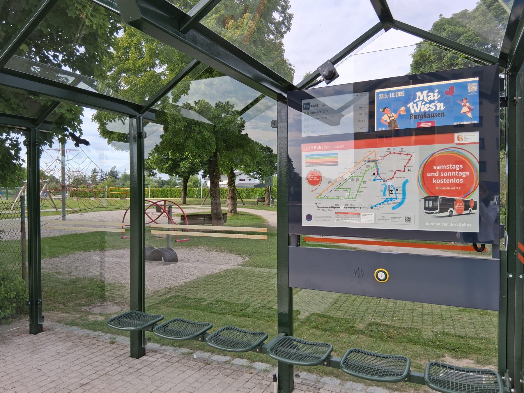 Die digitale Anzeige zeigt unter anderem allgemeine Informationen zum Streckennetz und Verkehrsinfos sowie die Dauer bis zum Eintreffen der nächsten Busse an – während der Mai-Wiesn-Zeit auch die Zeiten der Sonderbusse und die am Wochenende für umsonst verkehrenden Busse. Fotocredit: Stadt Burghausen/ Gauer