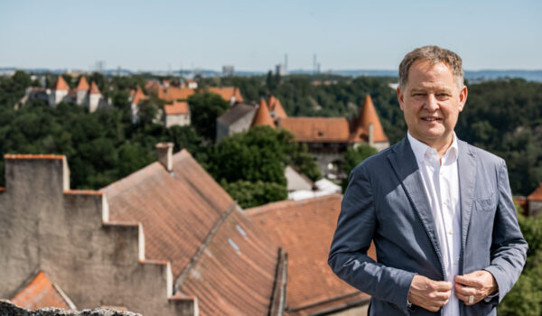 Erster Bürgermeister Florian Schneider auf der weltlängsten Burg Foto Manuela Fuchs