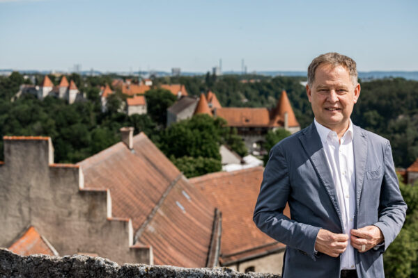 Erster Bürgermeister Florian Schneider auf der weltlängsten Burg Foto Manuela Fuchs Erster Bürgermeister Florian Schneider auf der weltlängsten Burg Foto Manuela Fuchs
