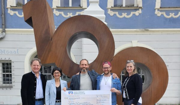 Freudig nahmen die Initiatoren von Music for peace den Scheck über 10.000 Euro an. V.li: Erster Bürgermeister Florian Schneider, Sigrid Resch (Geschäftsführerin Burghauer Touristik), Eric Bönisch und Max Roxton (Initiatoren), Petra Forstpointner (Werbering Vorsitzende) Fotocredit: Stadt Burghausen / Duscher