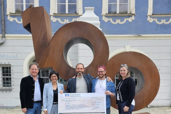 Freudig nahmen die Initiatoren von Music for peace den Scheck über 10.000 Euro an. V.li: Erster Bürgermeister Florian Schneider, Sigrid Resch (Geschäftsführerin Burghauer Touristik), Eric Bönisch und Max Roxton (Initiatoren), Petra Forstpointner (Werbering Vorsitzende) Fotocredit: Stadt Burghausen / Duscher Freudig nahmen die Initiatoren von Music for peace den Scheck über 10.000 Euro an. V.li: Erster Bürgermeister Florian Schneider, Sigrid Resch (Geschäftsführerin Burghauer Touristik), Eric Bönisch und Max Roxton (Initiatoren), Petra Forstpointner (Werbering Vorsitzende) Fotocredit: Stadt Burghausen / Duscher
