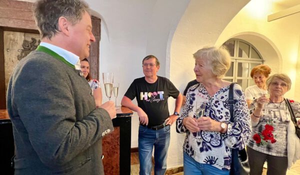 Bürgermeister Schneider im Gespräch mit Dr. Petra Hirsemann. Fotocredit: Stadt Burghausen / köx