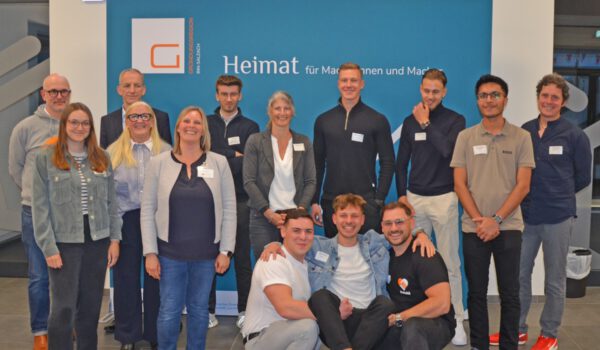 Beste Stimmung nach dem Ideen-Feuerwerk: Die Teilnehmer der Pitch-Night am Campus Burghausen zusammen mit Regionalmanagerin Beate Küblbeck (Gründungsregion Inn-Salzach, 3. v. li.) sowie Prof. Dr. Jan-Diederich Lüken (TH Rosenheim) und WiföG-Geschäftsführer Dr. Christian Hackl (1. und 2. v. li. hintere Reihe). (Foto: M. Koch)