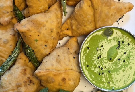 Samosa mit grünem Chutney