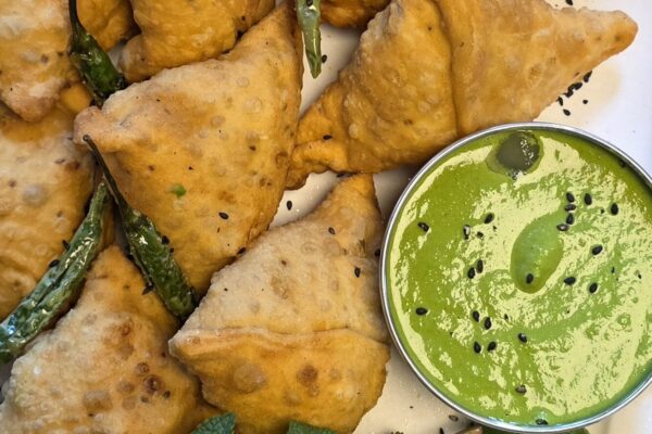 Samosa mit grünem Chutney