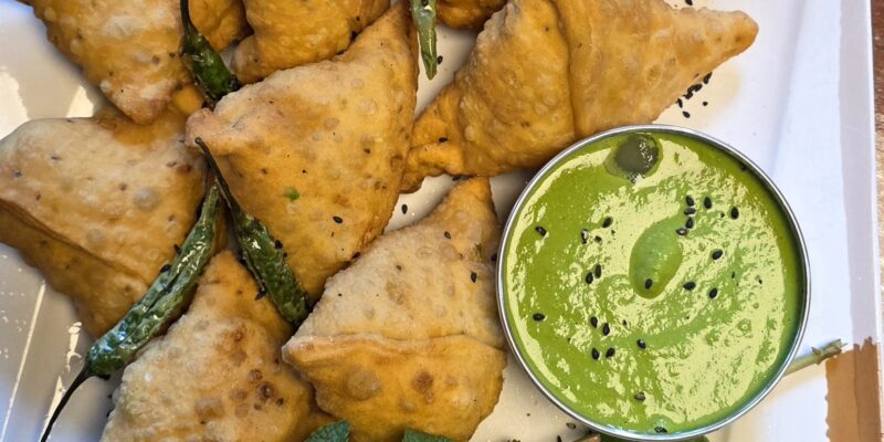 Samosa mit grünem Chutney