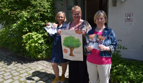 Die drei Leiterinnen der Burghauser Grundschulen (v.l.): Julia Schumergruber (Hans-Stethaimer-Grundschule), Margit Burgstaller (Johannes-Hess-Grundschule) und Gertrud Stadler (Hans-Kammerer-Schule) mit den SpoSpiTo-Materilalien, die an die Schüler ausgegeben wurden, vor der aktuellen Ausweich-Schulstätte der Hans-Stethaimer-Schule auf der Burg.