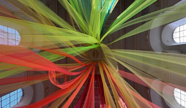 LUX LEVIS, 2025, Tüll, Aluminium, 15 x 8 x 18 m © Hans Mitterer