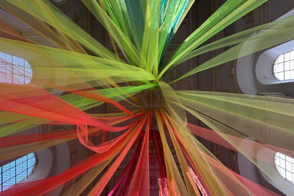 LUX LEVIS, 2025, Tüll, Aluminium, 15 x 8 x 18 m © Hans Mitterer LUX LEVIS, 2025, Tüll, Aluminium, 15 x 8 x 18 m © Hans Mitterer