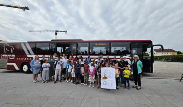 Foto: Familienreferentin Doris Graf und Mitarbeiterin im Haus der Familie Judith Nitsch machten einen tollen Tag im Bayern-Park möglich. © Haus der Familie/Stadt Burghausen