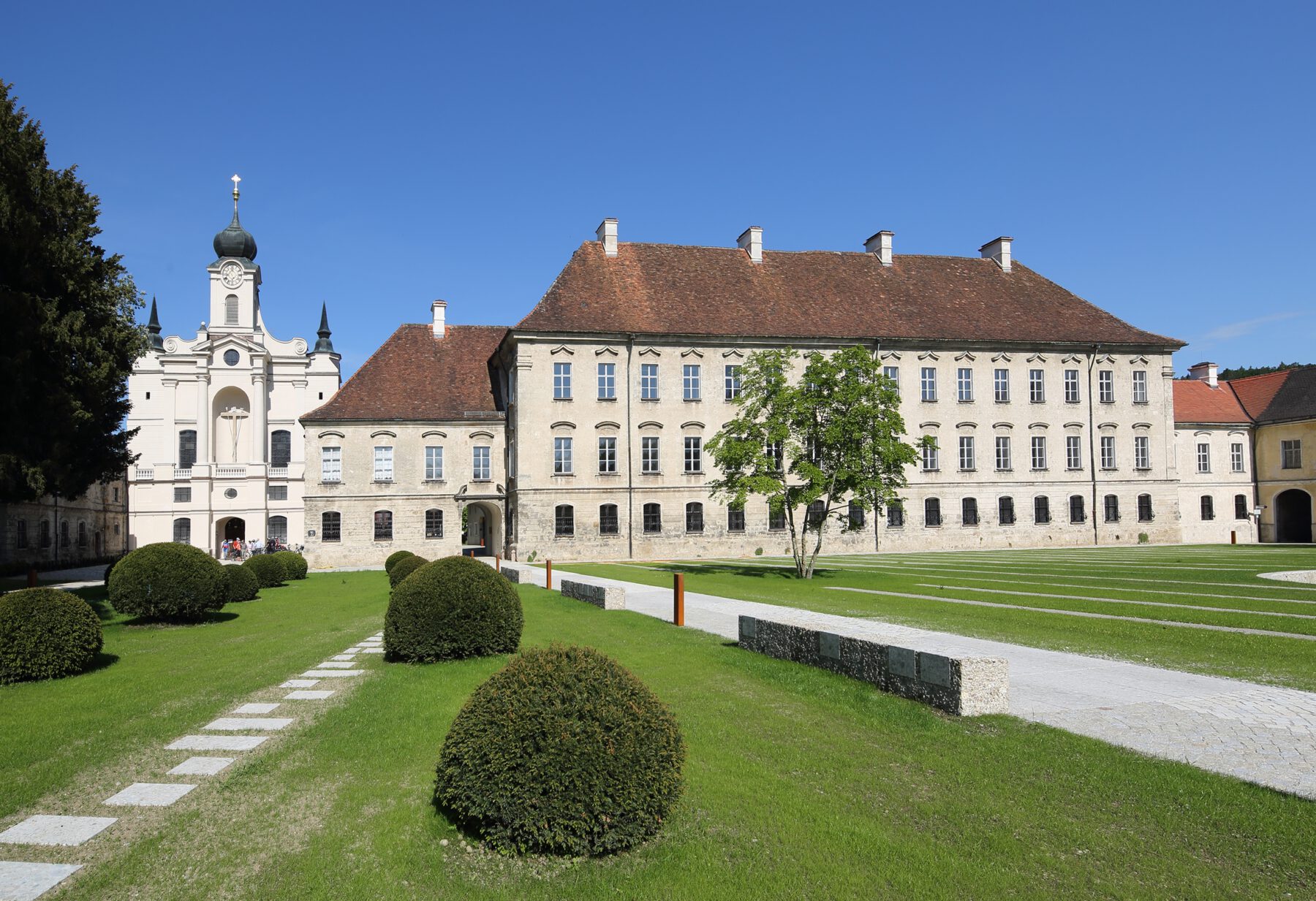 Kloster Raitenhaslach Frontansicht mit Aussenanlagen