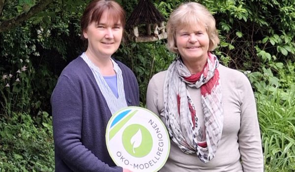 Wie können Öko-Modellregion Inn-Salzach und Landschaftspflegeverband Altötting zusammenarbeiten? Darum ging es beim Gespräch von (von links) Christina Lipp-Himmer von der Öko-Modellregion und Sabine Finster vom Landschaftspflegeverband. Foto: ©OEMR Inn-Salzach