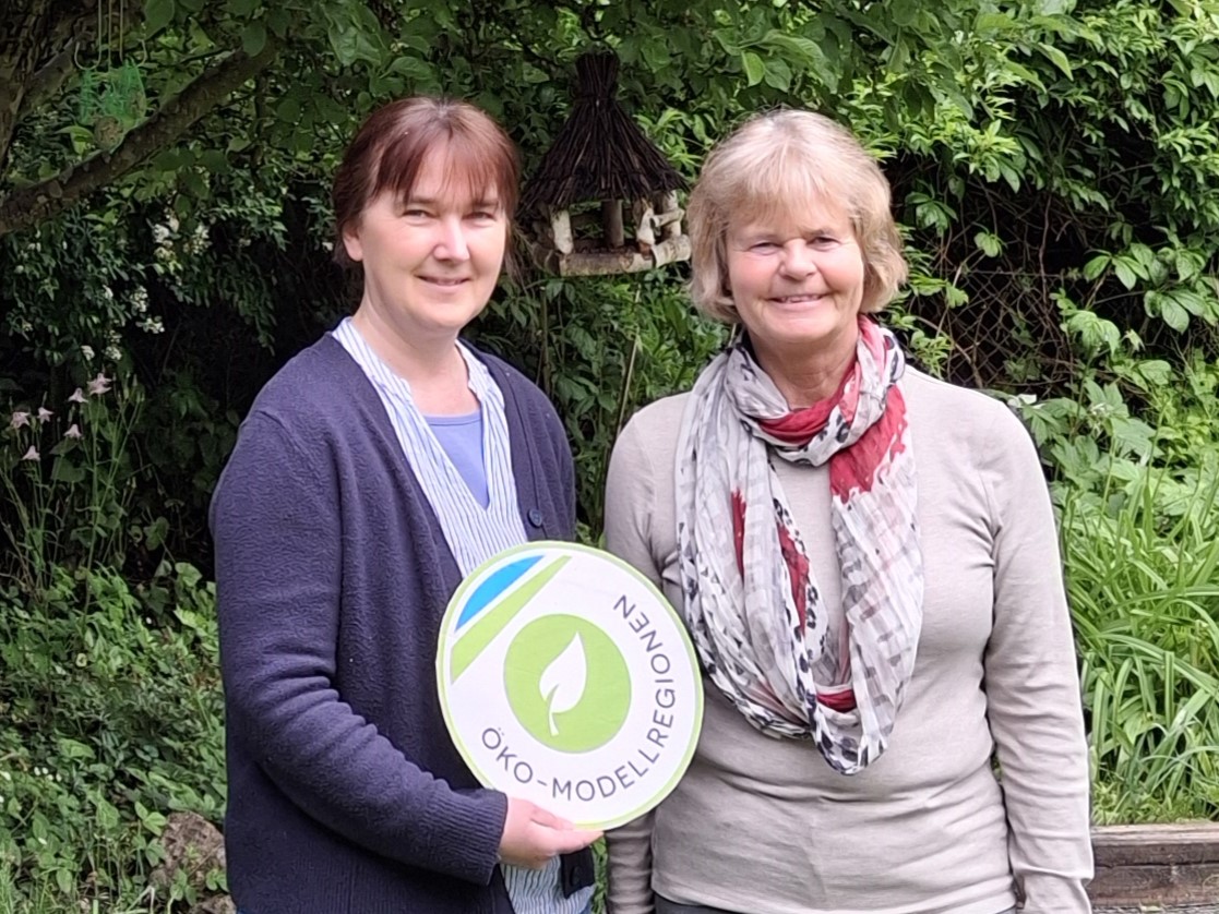 Wie können Öko-Modellregion Inn-Salzach und Landschaftspflegeverband Altötting zusammenarbeiten? Darum ging es beim Gespräch von (von links) Christina Lipp-Himmer von der Öko-Modellregion und Sabine Finster vom Landschaftspflegeverband. Foto: ©OEMR Inn-Salzach