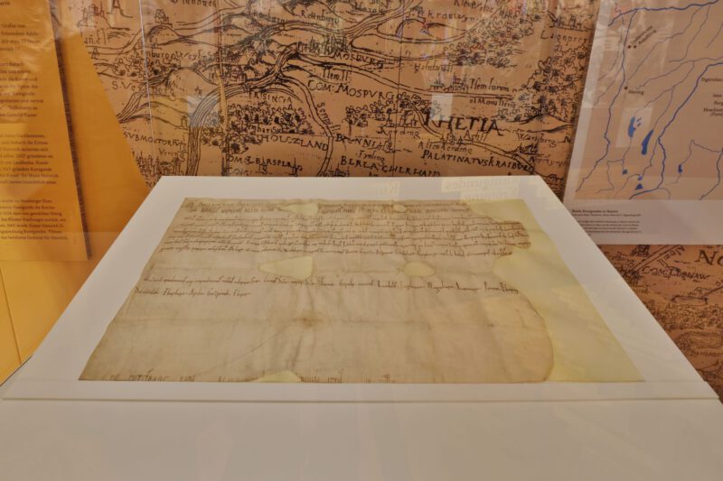 Die Original-Urkunde im Stadtmuseum bis 3. Juli 2025 exklusiv in der Sonderausstellung "Ins Licht gerückt - Frauen in Burghausen" zu sehen Foto: Gerhard Nixdorf