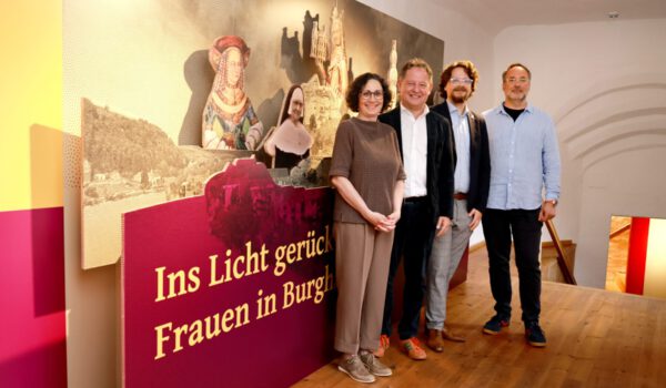 In der neuen Ausstellung Leiterin des Stadtmuseums Eva Gilch (v.l.), Erster Bürgermeister Florian Schneider, Museumsmitarbeiter Robin von Taeuffenbach sowie Gestalter Fabian Hofmann Fotocredit: Stadtmuseum Burghausen © Gerhard Nixdorf