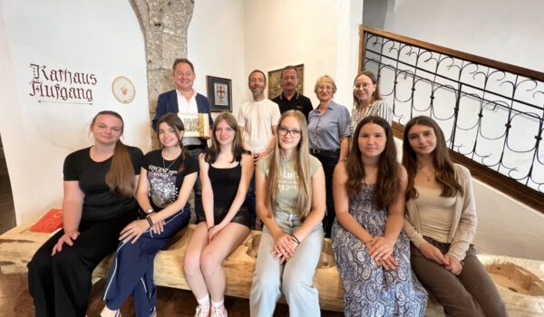 Gastgeschenke gibt’s auch: Die Gäste aus Slowenien überreichten dem Stadtoberhaupt eine Flasche Wein und ein Kunstwerk. Mit dabei mit Erstem Bürgermeister Florian Schneider (hinten v.l.): 3. Bürgermeister und Lehrer am Aventinus, Stefan Angstl, Lehrerin Brigita Vertic-Kumer und ihre Kollegin Maja Mihalic. Fotocredit: Stadt Burghausen/ tg / köx