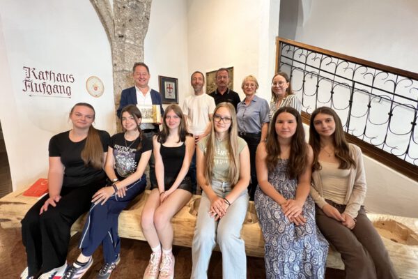 Gastgeschenke gibt’s auch: Die Gäste aus Slowenien überreichten dem Stadtoberhaupt eine Flasche Wein und ein Kunstwerk. Mit dabei mit Erstem Bürgermeister Florian Schneider (hinten v.l.): 3. Bürgermeister und Lehrer am Aventinus, Stefan Angstl, Lehrerin Brigita Vertic-Kumer und ihre Kollegin Maja Mihalic. Fotocredit: Stadt Burghausen/ tg / köx Gastgeschenke gibt’s auch: Die Gäste aus Slowenien überreichten dem Stadtoberhaupt eine Flasche Wein und ein Kunstwerk. Mit dabei mit Erstem Bürgermeister Florian Schneider (hinten v.l.): 3. Bürgermeister und Lehrer am Aventinus, Stefan Angstl, Lehrerin Brigita Vertic-Kumer und ihre Kollegin Maja Mihalic. Fotocredit: Stadt Burghausen/ tg / köx