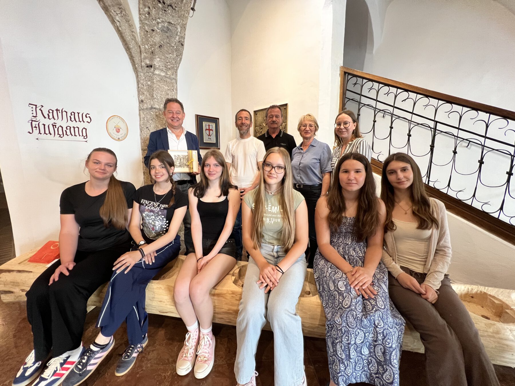 Gastgeschenke gibt’s auch: Die Gäste aus Slowenien überreichten dem Stadtoberhaupt eine Flasche Wein und ein Kunstwerk. Mit dabei mit Erstem Bürgermeister Florian Schneider (hinten v.l.): 3. Bürgermeister und Lehrer am Aventinus, Stefan Angstl, Lehrerin Brigita Vertic-Kumer und ihre Kollegin Maja Mihalic. Fotocredit: Stadt Burghausen/ tg / köx