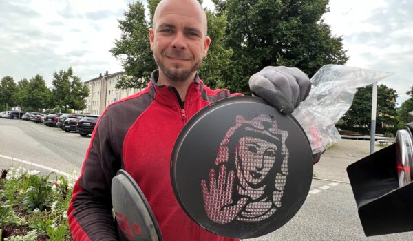 Elektriker Eduard Keiler hat schon bei der Stadt gelernt und feiert im Oktober 2025 sein 20-jähriges Arbeitsjubiläum. Er ist Teil des Teams in der städtischen Elektroabteilung, die die 96 Ampelgläser getauscht haben. Fotocredit: Stadt Burghausen / Königseder