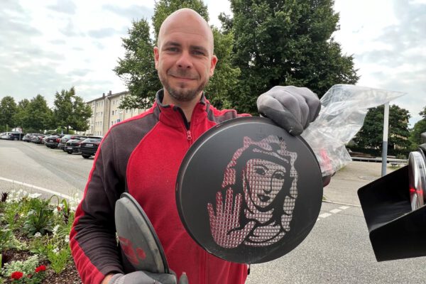 Elektriker Eduard Keiler hat schon bei der Stadt gelernt und feiert im Oktober 2025 sein 20-jähriges Arbeitsjubiläum. Er ist Teil des Teams in der städtischen Elektroabteilung, die die 96 Ampelgläser getauscht haben. Fotocredit: Stadt Burghausen / Königseder Elektriker Eduard Keiler hat schon bei der Stadt gelernt und feiert im Oktober 2025 sein 20-jähriges Arbeitsjubiläum. Er ist Teil des Teams in der städtischen Elektroabteilung, die die 96 Ampelgläser getauscht haben. Fotocredit: Stadt Burghausen / Königseder