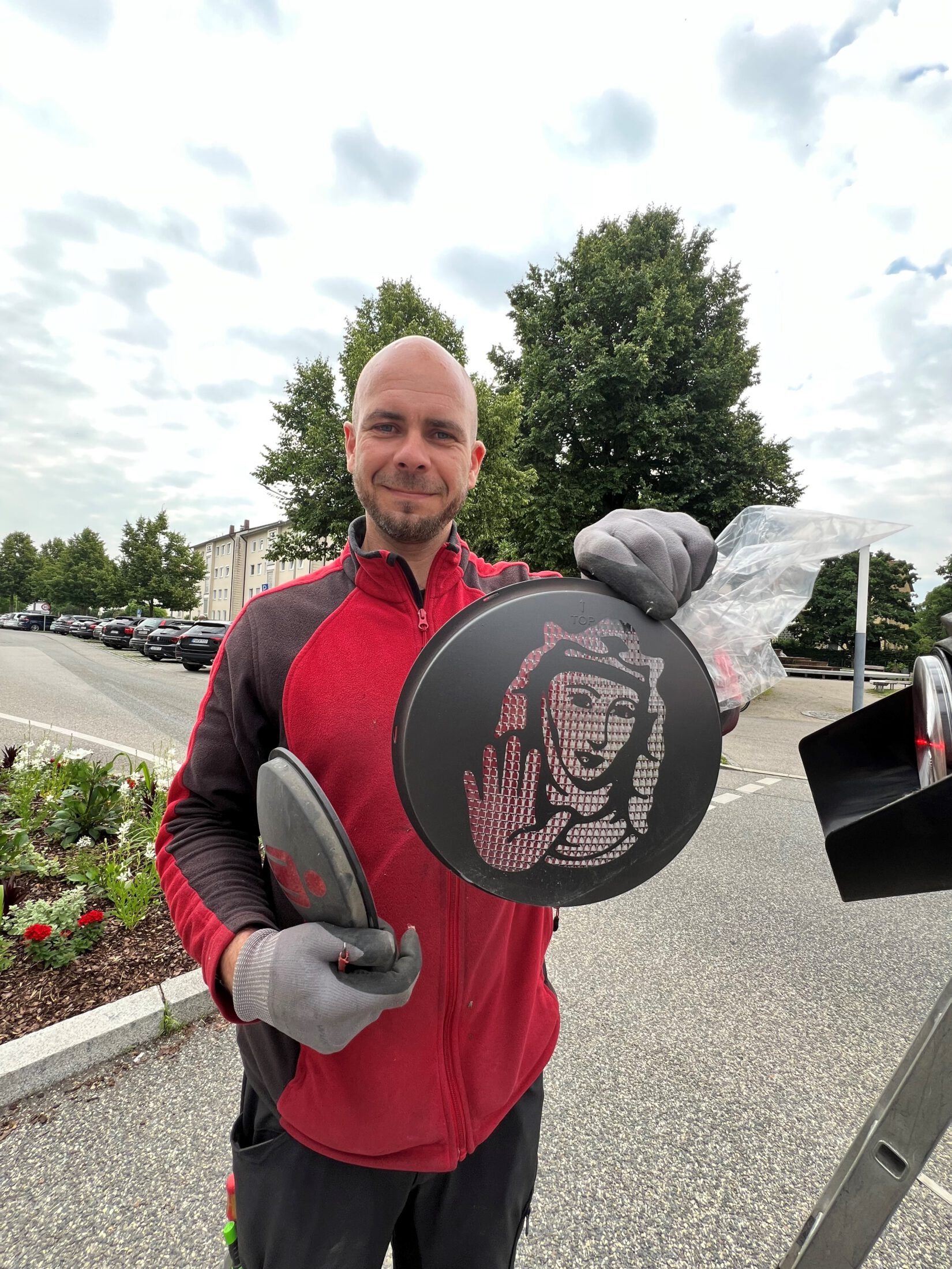 Elektriker Eduard Keiler hat schon bei der Stadt gelernt und feiert im Oktober 2025 sein 20-jähriges Arbeitsjubiläum. Er ist Teil des Teams in der städtischen Elektroabteilung, die die 96 Ampelgläser getauscht haben. Fotocredit: Stadt Burghausen / Königseder