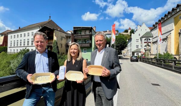 Erster Bürgermeister Florian Schneider mit Rotary Club Präsidentin: Annette Hopf und Norbert Wagner. Foto: Stadt Burghausen / Königseder