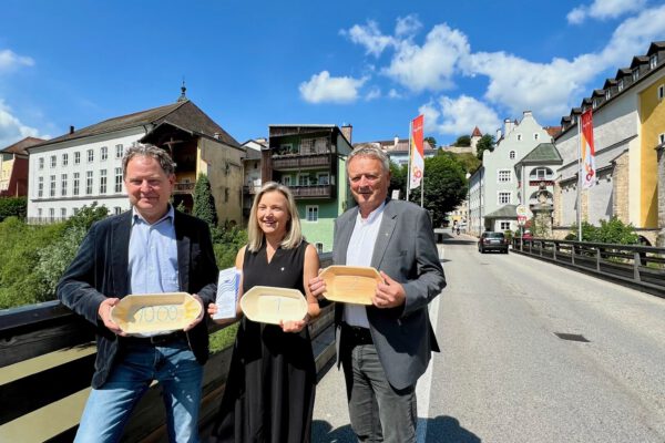 Erster Bürgermeister Florian Schneider mit Rotary Club Präsidentin: Annette Hopf und Norbert Wagner. Foto: Stadt Burghausen / Königseder Erster Bürgermeister Florian Schneider mit Rotary Club Präsidentin: Annette Hopf und Norbert Wagner. Foto: Stadt Burghausen / Königseder