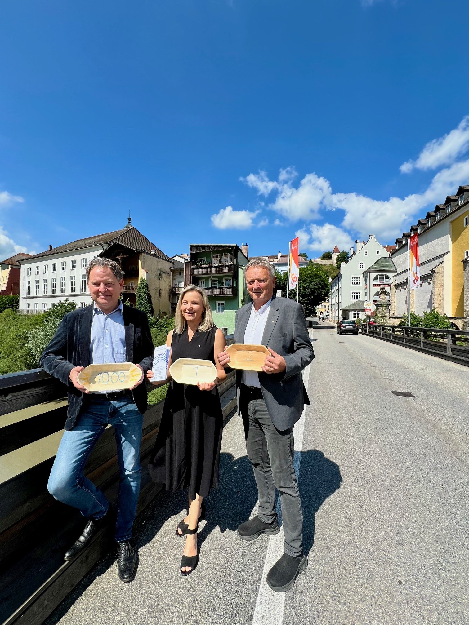 Erster Bürgermeister Florian Schneider mit Rotary Club Präsidentin: Annette Hopf und Norbert Wagner. Foto: Stadt Burghausen / Königseder