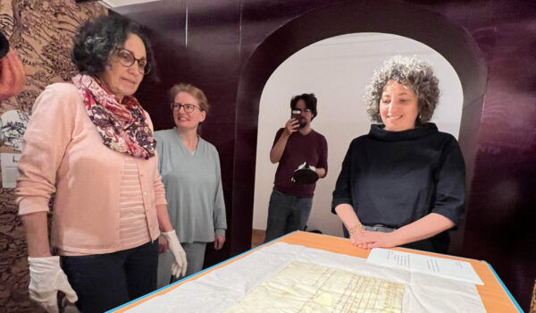 Leiterin des Stadtarchives Eva Gilch (v.l.), Restauratorin Sonja Wallinger sowie Kathrin Kininger vom Staatsmuseum in Wien mit der Originalurkunde.