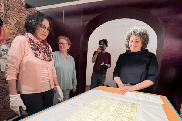Leiterin des Stadtarchives Eva Gilch (v.l.), Restauratorin Sonja Wallinger sowie Kathrin Kininger vom Staatsmuseum in Wien mit der Originalurkunde.