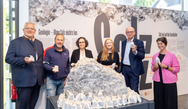 Bei der Vernissage am Dienstagabend konnten sich die Verantwortlichen und Unterstützer der Ausstellung über regen Zuspruch freuen: (v.l.) 2. Bürgermeister Norbert Stranzinger, Bauhof-Leiter Peter Schweikl, Stadtarchiv-Leiterin Eva Gilch, WACKER-Ausstellungsverantwortliche Kathrin Mayer, Werkleiter Peter von Zumbusch und Bürgerhaus-Leiterin Magdalena Weber. Fotocredit: Wacker Chemie AG