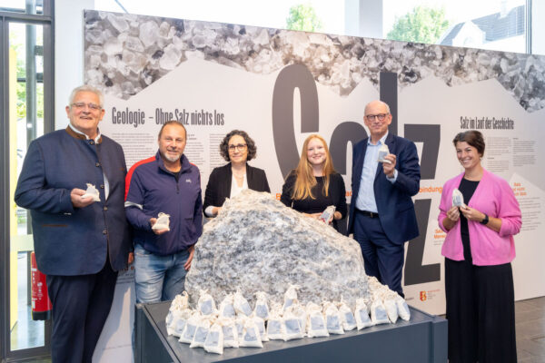 Bei der Vernissage am Dienstagabend konnten sich die Verantwortlichen und Unterstützer der Ausstellung über regen Zuspruch freuen: (v.l.) 2. Bürgermeister Norbert Stranzinger, Bauhof-Leiter Peter Schweikl, Stadtarchiv-Leiterin Eva Gilch, WACKER-Ausstellungsverantwortliche Kathrin Mayer, Werkleiter Peter von Zumbusch und Bürgerhaus-Leiterin Magdalena Weber. Fotocredit: Wacker Chemie AG Bei der Vernissage am Dienstagabend konnten sich die Verantwortlichen und Unterstützer der Ausstellung über regen Zuspruch freuen: (v.l.) 2. Bürgermeister Norbert Stranzinger, Bauhof-Leiter Peter Schweikl, Stadtarchiv-Leiterin Eva Gilch, WACKER-Ausstellungsverantwortliche Kathrin Mayer, Werkleiter Peter von Zumbusch und Bürgerhaus-Leiterin Magdalena Weber. Fotocredit: Wacker Chemie AG