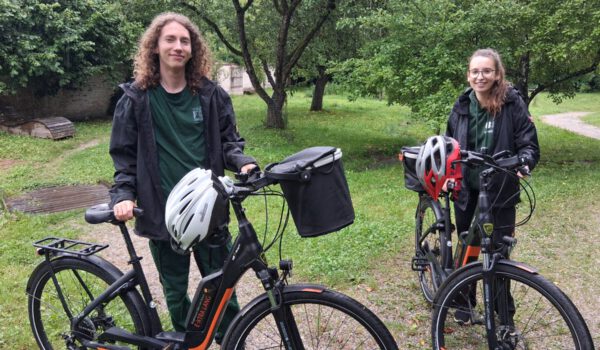 Joel Feige und Annalena Wallner freuen sich auf viele neugierige Teilnehmerinnen und Teilnehmer bei der diesjährigen Radl-Ralley und versprechen: „Wir fahren bei jedem Wetter!“ Fotocredit: Stadt Burghausen / Gauer