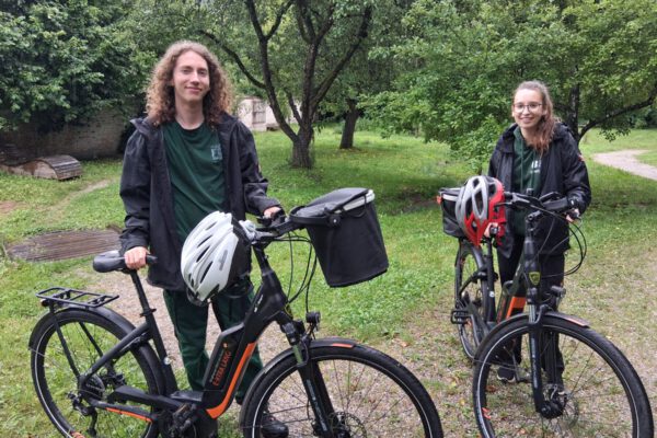 Joel Feige und Annalena Wallner freuen sich auf viele neugierige Teilnehmerinnen und Teilnehmer bei der diesjährigen Radl-Ralley und versprechen: „Wir fahren bei jedem Wetter!“ Fotocredit: Stadt Burghausen / Gauer