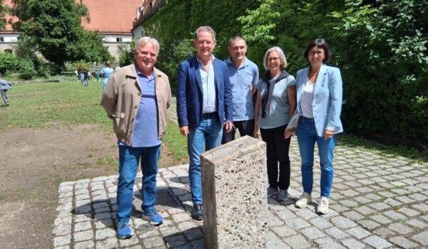 Sie freuen sich auf die neue Erfrischungsmöglichkeit auf der Burg (v.l.): Burgverwalter Heinz Donner, Erster Bürgermeister Florian Schneider, Steinmetz Walter Herbst, Innenarchitektin Gertrud Limpert- Billing und Touristik-Geschäftsführerin Sigrid Resch. Fotocredit: Stadt Burghausen / Gauer
