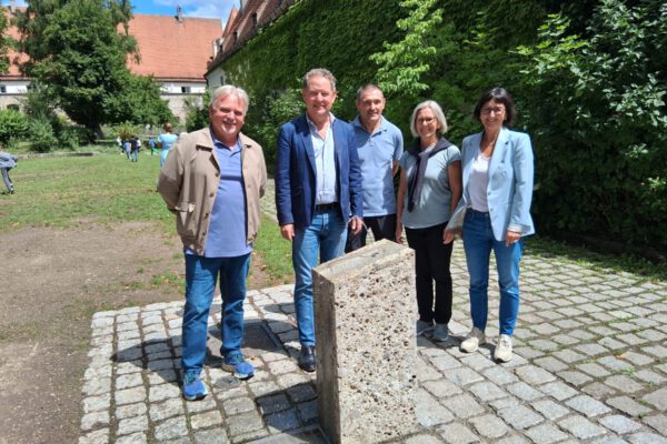 Sie freuen sich auf die neue Erfrischungsmöglichkeit auf der Burg (v.l.): Burgverwalter Heinz Donner, Erster Bürgermeister Florian Schneider, Steinmetz Walter Herbst, Innenarchitektin Gertrud Limpert- Billing und Touristik-Geschäftsführerin Sigrid Resch. Fotocredit: Stadt Burghausen / Gauer
