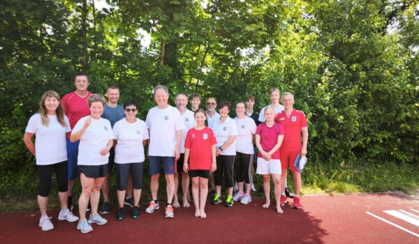 Die drei Burghauser Sportvereine sind beim Projekt „1000 Sportabzeichen“ federführend mit dabei. DJK-SV Raitenhaslach-Vorstand Christine Winterstetter (3.v.l.) ist selbst Prüferin. Außerdem auf dem Bild: Erster Bürgermeister Florian Schneider (4.v.l.) mit Ehefrau Sabine Schneider-Reisinger, 2. Vorstand Konrad Bender (rechts hinter Florian Schneider), Prüferin Christine Auberger (6.v.r.) und Prüfer Stephan Sitzberger (ganz rechts). Fotocredit: Stadt Burghausen / köx