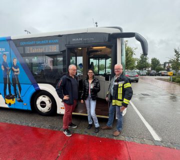 Tino Günther (l.) vom Verkehrsbetrieb Brodschelm und Martin Hinterwinkler (r.) vom städtischen Ordnungsamt hatten bei ihrer ersten Fahrkartenkontrolltour im City Bus wenig zu beanstanden. Die meisten Fahrgäste waren legal unterwegs, so wie die junge Frau in der Mitte, die ihr Deutschlandticket vorzeigte. Fotocredit: Stadt Burghausen