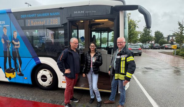 Tino Günther (l.) vom Verkehrsbetrieb Brodschelm und Martin Hinterwinkler (r.) vom städtischen Ordnungsamt hatten bei ihrer ersten Fahrkartenkontrolltour im City Bus wenig zu beanstanden. Die meisten Fahrgäste waren legal unterwegs, so wie die junge Frau in der Mitte, die ihr Deutschlandticket vorzeigte. Fotocredit: Stadt Burghausen