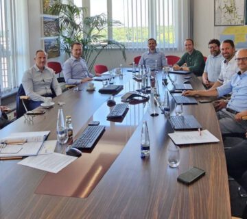 H2 Reallabor Updates beim Industry Round Table: (v  li ) Dr  Christian Hackl (Geschäftsführer Reallabor Burghausen – ChemDelta Bavaria gGmbH, Gesamtprojektleiter), Dr  Peter von Zumbusch (Werkleiter Wacker Werk Burghausen), Dr  Thomas Rieger (OMV Deutschland), Christoph Asenkerschbaumer (InfraServ Gendorf), Vincent Dieterich (TUM, AP2 Leiter), Sebastian Bastek (TUM, AP4 Leiter), Dr  Roger Sacher (ECM), Stefan Schallinger (Westlake Vinnolit), Dr  Sebastian Fendt (TUM, wissenschaftlicher Koordinator), Prof  Dr  Dominik Pentlehner (TH Rosenheim) sowie Dr  Ulrike Wirth (Wacker Chemie, AP5 Leiterin)  Foto: H2 Reallabor Burghausen