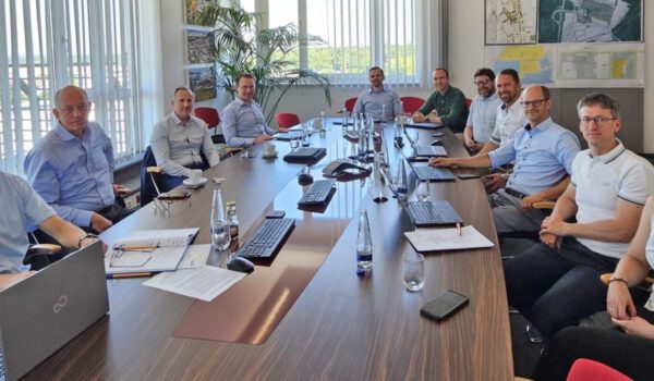 H2-Reallabor-Updates beim Industry Round Table: (v. li.) Dr. Christian Hackl (Geschäftsführer Reallabor Burghausen – ChemDelta Bavaria gGmbH, Gesamtprojektleiter), Dr. Peter von Zumbusch (Werkleiter Wacker-Werk Burghausen), Dr. Thomas Rieger (OMV Deutschland), Christoph Asenkerschbaumer (InfraServ Gendorf), Vincent Dieterich (TUM, AP2-Leiter), Sebastian Bastek (TUM, AP4-Leiter), Dr. Roger Sacher (ECM), Stefan Schallinger (Westlake Vinnolit), Dr. Sebastian Fendt (TUM, wissenschaftlicher Koordinator), Prof. Dr. Dominik Pentlehner (TH Rosenheim) sowie Dr. Ulrike Wirth (Wacker Chemie, AP5-Leiterin). Foto: H2-Reallabor Burghausen