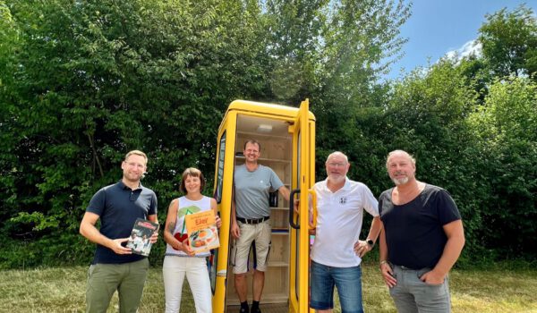 Andreas Huber vom SV Wacker e.V. (v.l.), Christian Moll als Leiterin der Stadtbibliothek, Stadt-Schreiner Markus Salzinger, Bücherzellen-Pate Robert Augenstein und Bauhofleiter Peter Schweikl bei der Bücherzelle in Scheuerhof. Fotocredit: Stadt Burghausen / Königseder